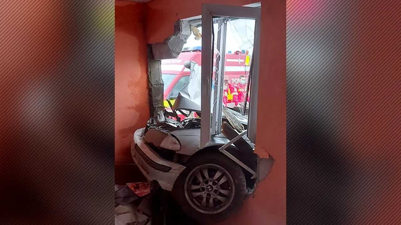 A intrat cu BMW-ul direct într-un dormitor, prin peretele casei, la Ciocănești. Imagini de la fața locului