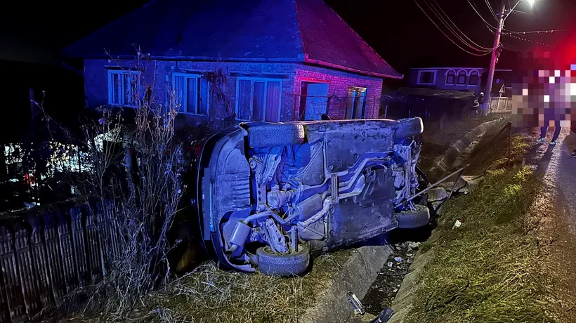 Un șofer în vârstă de 26 de ani și un minor de 15 ani, pasager în mașină, s-au RĂSTURNAT pe un drum din Cluj. Tânărul era băut și fără permis valabil
