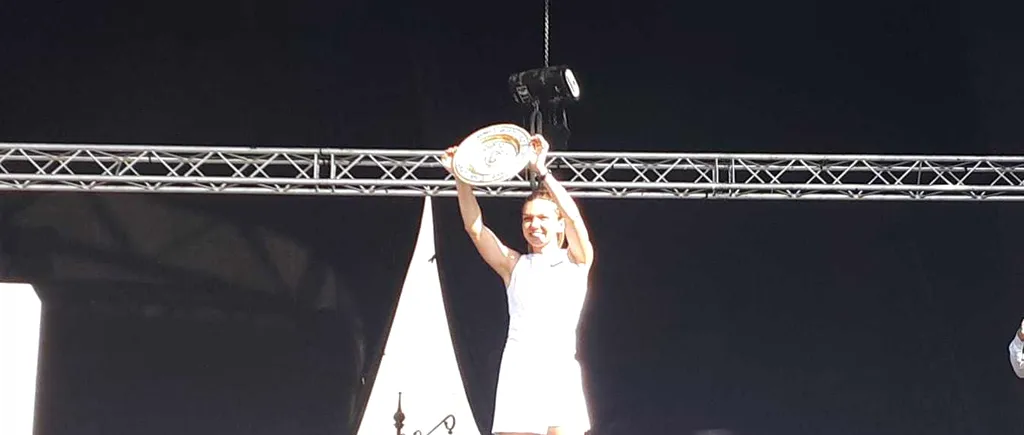 Simona Halep prezintă la Constanța trofeul obținut la Wimbledon. Mii de persoane prezente 