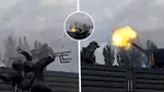 Imagini virale. Un militar rus pierde controlul unei mitraliere rotative în timpul unui exercițiu. Soldatul a fost luat pe sus și azvârlit de recul