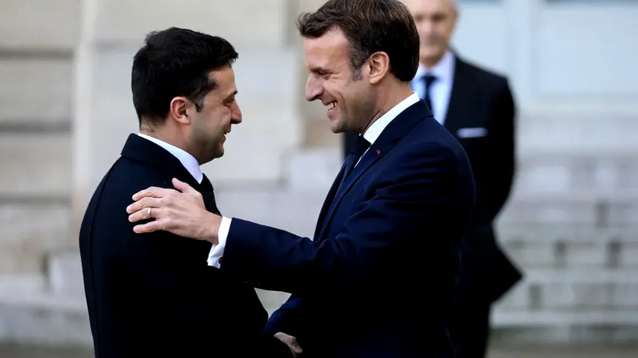 Zelenski a zburat direct de la Londra la Paris, unde va lua cina cu Macron. Ce a declarat în presa franceză: „Cred că Macron s-a schimbat. El a fost cel care a deschis uşa livrărilor de TANCURI”