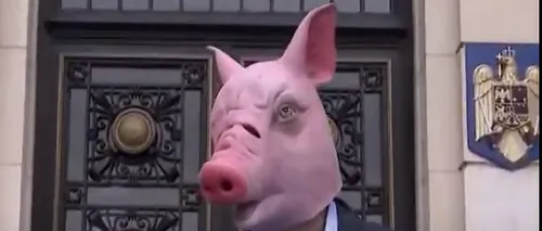 PROTEST ÎN BUCUREȘTI. Doi bărbați au protestat cu mască cap de porc și sârmă ghimpată. Ce au reclamat cei doi la MAI