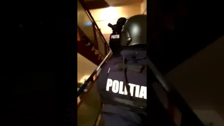 Momentul în care tatăl vitreg al fetiței ucise la Arad este ridicat de mascați. Mesajul transmis de Poliția Română | VIDEO