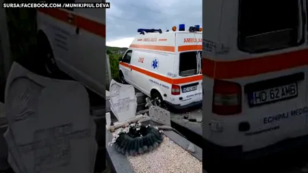 VIDEO | O ambulanță a distrus mai multe morminte într-un cimitir din Deva, după ce șoferul a uitat să tragă frâna de mână