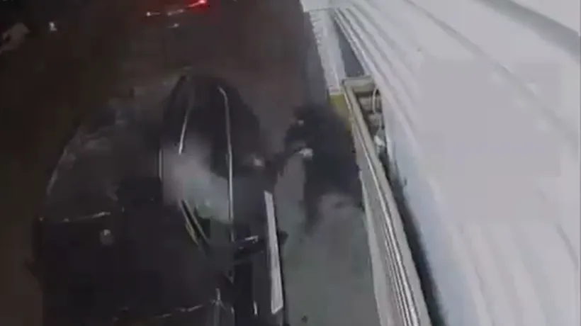 VIDEO: Crimă în stil mafiot la o benzinărie din Atena. Un celebru interlop a fost asasinat cu 90 de gloanțe trase dintr-un Kalasnikov