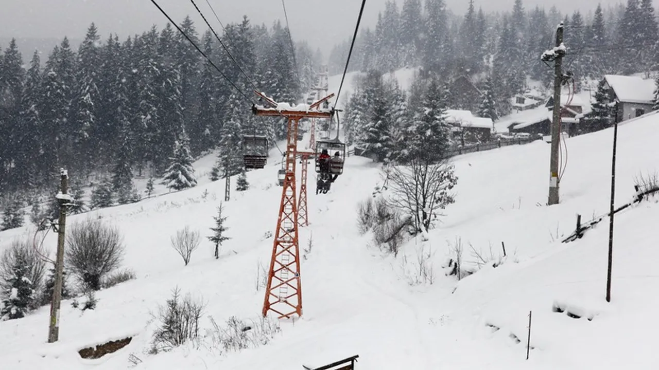 Ce s-a întâmplat cu șapte turiști au rămas blocați în telescaun, la peste 1.000 de metri altitudine