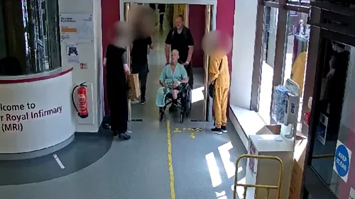 Un hoț s-a prefăcut că ajută un bătrân aflat în scaun cu rotile. Victima se trezise dintr-o comă de șase săptămâni