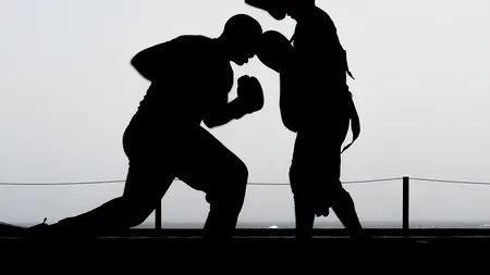 Decizie luată de judecător în cazul polițistului din Sibiu acuzat că a agresat sexual două fete pe care le antrena la box