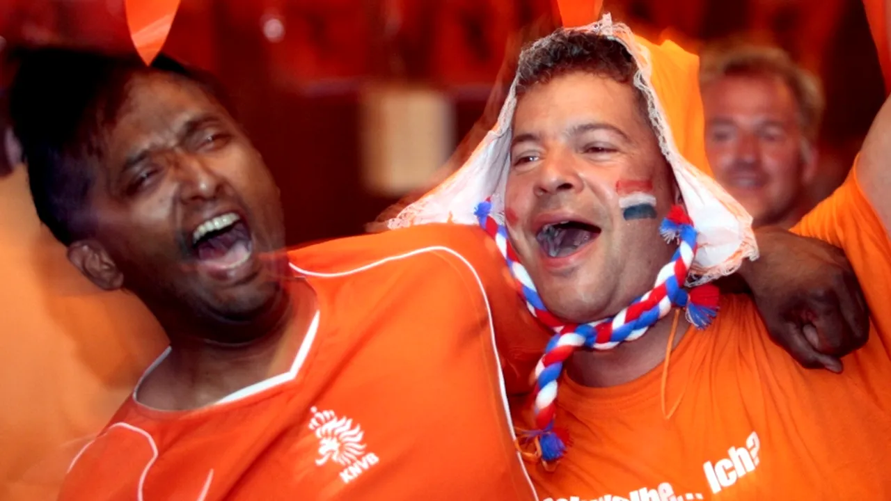 ROMÂNIA - OLANDA. Circa 70 de fani olandezi, în Centrul Vechi al Capitalei