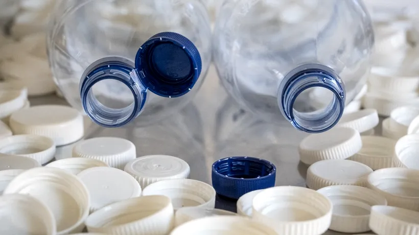 Sticlele de plastic cu CAPACE atașate devin obligatorii. Comercianții riscă sancțiuni drastice pentru stocurile vechi