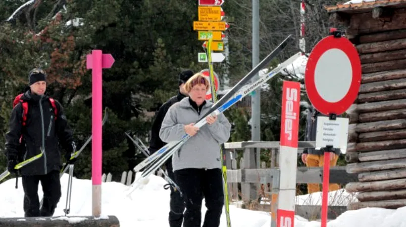 Angela Merkel a apărut pentru prima dată în public, sprijinindu-se în cârje, în urma accidentului la schi