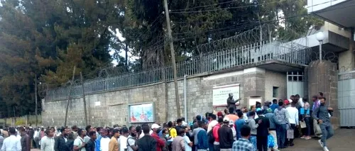 Sute de bărbați din Etiopia s-au adunat în fața Ambasadei Rusiei din capitala țării pentru a se înrola ca mercenari în Ucraina