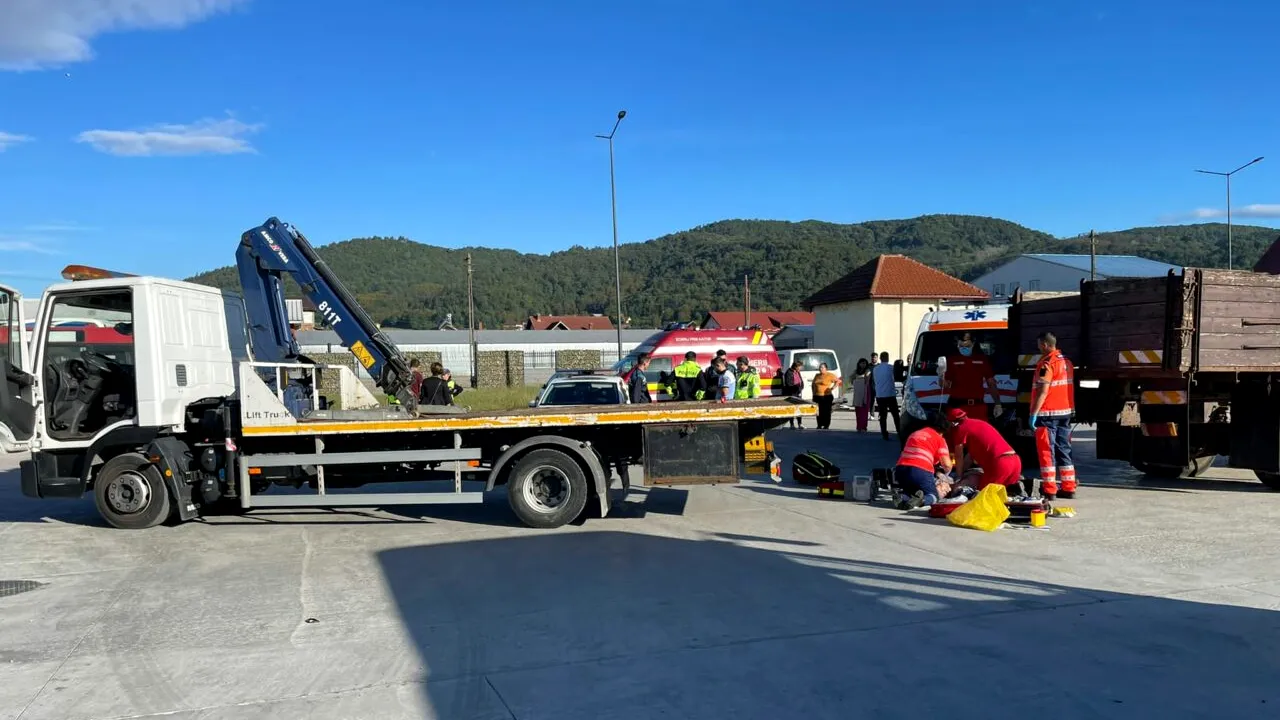 FOTO - Un bărbat de 54 de a murit, după ce a fost strivit între două mașini, în curtea unei societăți comerciale din Vâlcea / Poliția a deschis dosar penal de ucidere din culpă