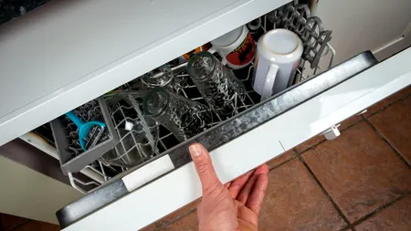 Accident casnic LETAL. Un bărbat s-a împiedicat de ușa mașinii de spălat și a urmat un scenariu de groază