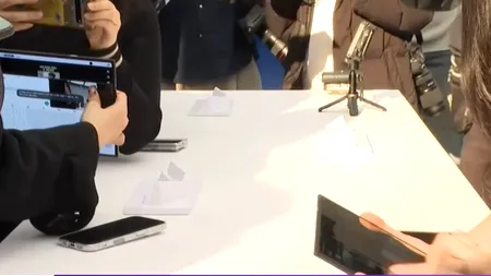 Samsung a dezvăluit primul său telefon cu 3 ecrane, care se pliază. Cât costă și ce specificații are