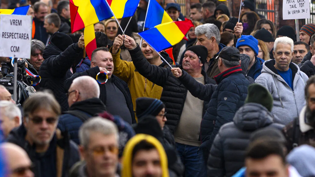Minerii, pensionarii, sindicaliștii, silvicultorii, siderurgiștii și rezerviștii ies în stradă pentru a protesta împotriva „ordonanței Trenuleț”