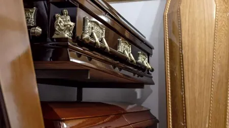 Un bărbat și-a făcut apariția la propria înmormântare, după ce și-a înscenat MOARTEA. Cum au reacționat apropiații, când l-au văzut viu