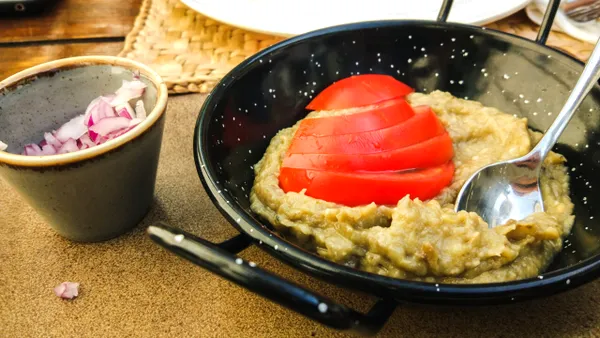 Rețetă de salată de vinete turcească. Ingredientul secret care va schimba total gustul preparatului