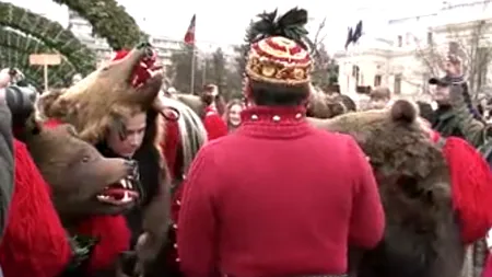 Mii de oameni au asistat la Dansul urșilor din Comănești, obicei jucat pentru prima dată la Iași