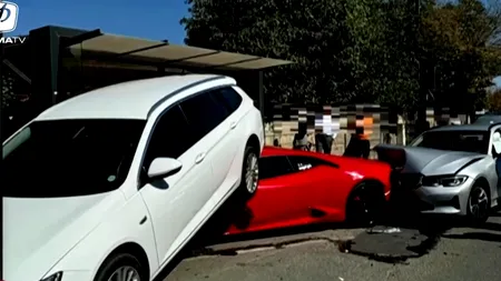 ACCIDENT în lanț în Cluj-Napoca, după ce două mașini de lux au intrat în coliziune. Un tânăr a fost rănit