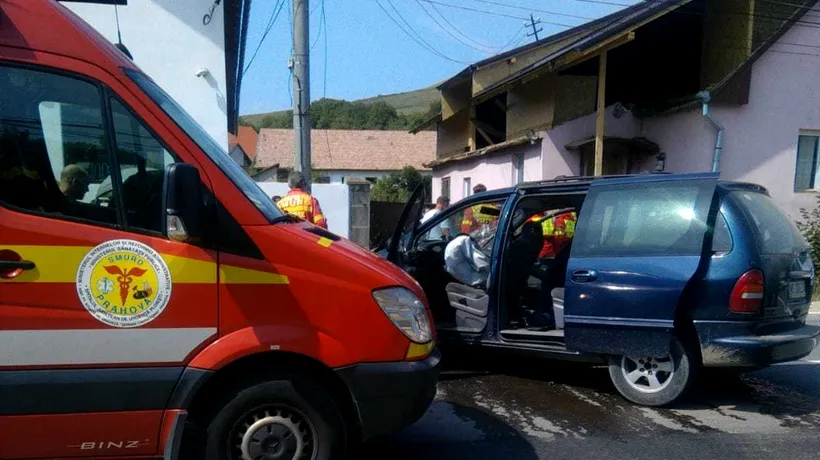 Accident rutier pe DN 14: Șase persoane rănite după impactul dintre două mașini în județul Sibiu / Traficul este blocat - FOTO