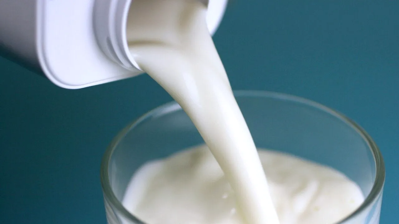 Consiliul Concurenţei: Preţul laptelui înregistrează în continuare REDUCERI medii de 20% în urma implementării acordului voluntar