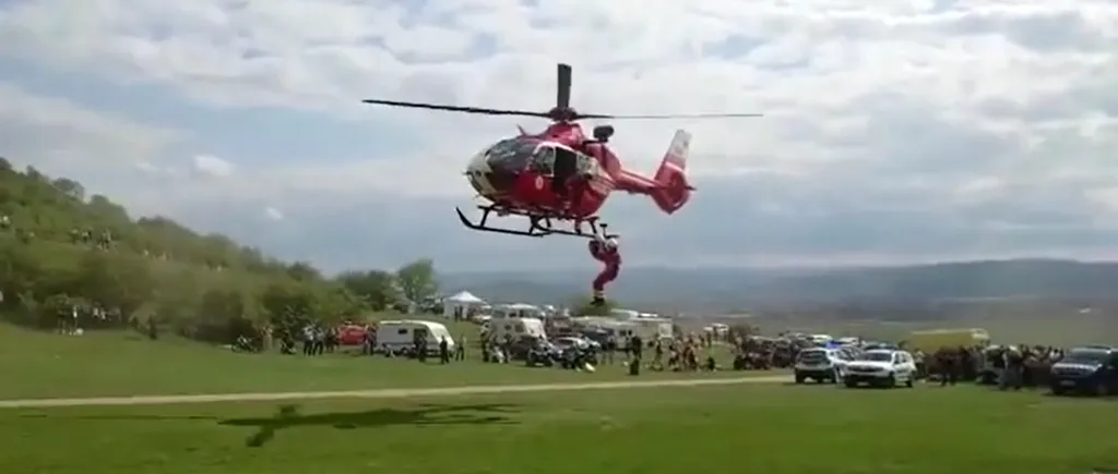 VIDEO | Misiune contracronometru de salvare. Doi adolescenți căzuți cu un ATV într-o râpă au fost extrași cu elicopterul SMURD