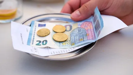 Turiștii nu mai sunt generoși în bacșișuri ca altădată. Angajații de pe LITORAL spun că au avut un sezon estival slab: Înainte ieșeam cu 50-60 de lei