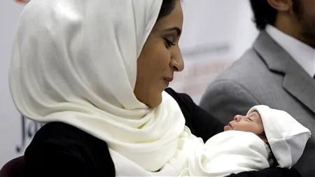 Prima femeie din lume care a devenit mamă după ce a suferit cinci transplanturi