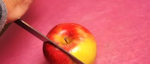 Ce a găsit un bărbat într-un măr după ce l-a tăiat
