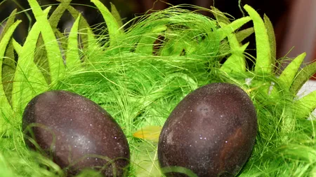 Cum vopsim ouăle de Paște ca să aibă sclipici. Colorantul natural de care multe gospodine nu știu | VIDEO