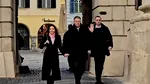 După 1 an de absenţă, din viaţa publică, fostul preşedinte, Klaus Iohannis, şi a făcut apariţia la slujba de Florii din Sibiu. Ce mesaj a transmis