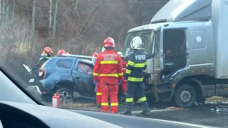 Grav accident la ieșirea din Brașov spre Predeal. Un Duster a intrat frontal într-o dubă