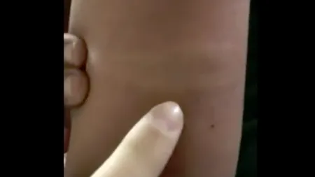 Supraveghetoarea unui cămin de elevi, acuzată că a bătut cu coada de la mop un licean. Agresoarea: „Am dat cu o vărguță