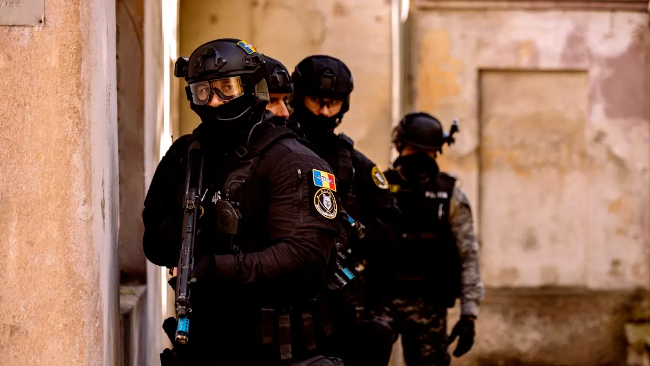 Un polițist din trupele speciale a rămas fără salariu după ce a refuzat să se interneze la psihiatrie. Luptătorul a făcut greva foamei în fața MAI
