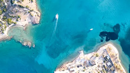 Colțul de Rai din Marea Ionică cu doar 100 de locuitori. E o destinație de VACANȚĂ perfectă pentru cei care vor să descopere Grecia autentică