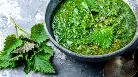 Rețetă de sezon: cum să prepari o mâncare de urzici cu usturoi sau orez. Ingredientul care îi oferă un gust autentic