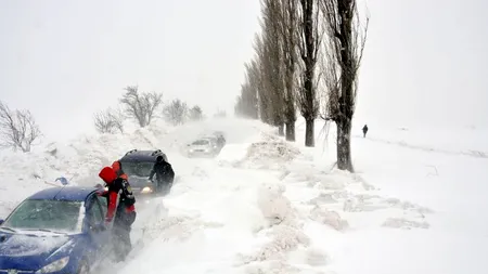 DRUMURI BLOCATE din cauza zăpezii și a poleiului. Un șef de la drumuri, printre cei rămași înzăpeziți