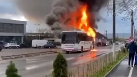 AUTOBUZ cu 30 de elevi, cuprins de flăcări. Circulație rutieră închisă pe DN 57. Salvatorii intervin de urgență