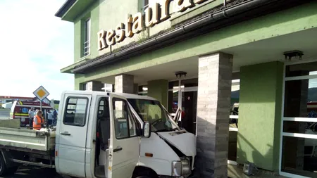 O camionetă s-a oprit într-un restaurant din Sibiu, după ce șoferul nu a acordat prioritate și a lovit o mașină (FOTO)