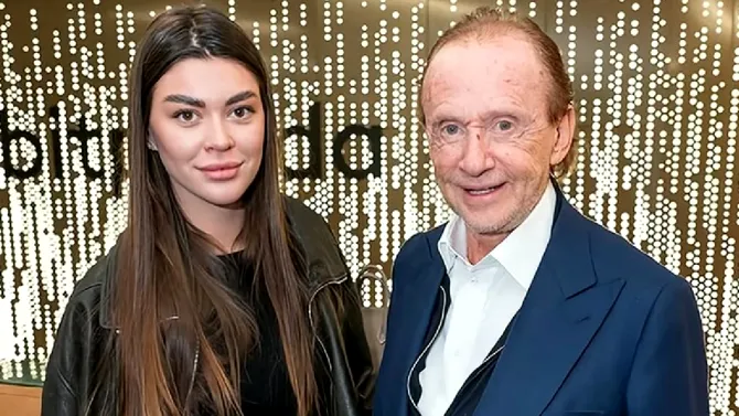 Toți râd de el pe TikTok, dar face bani grămadă în România. Cine este, de fapt, bătrânelul umilit de iubita tinerică în fața unui hotel din Monaco