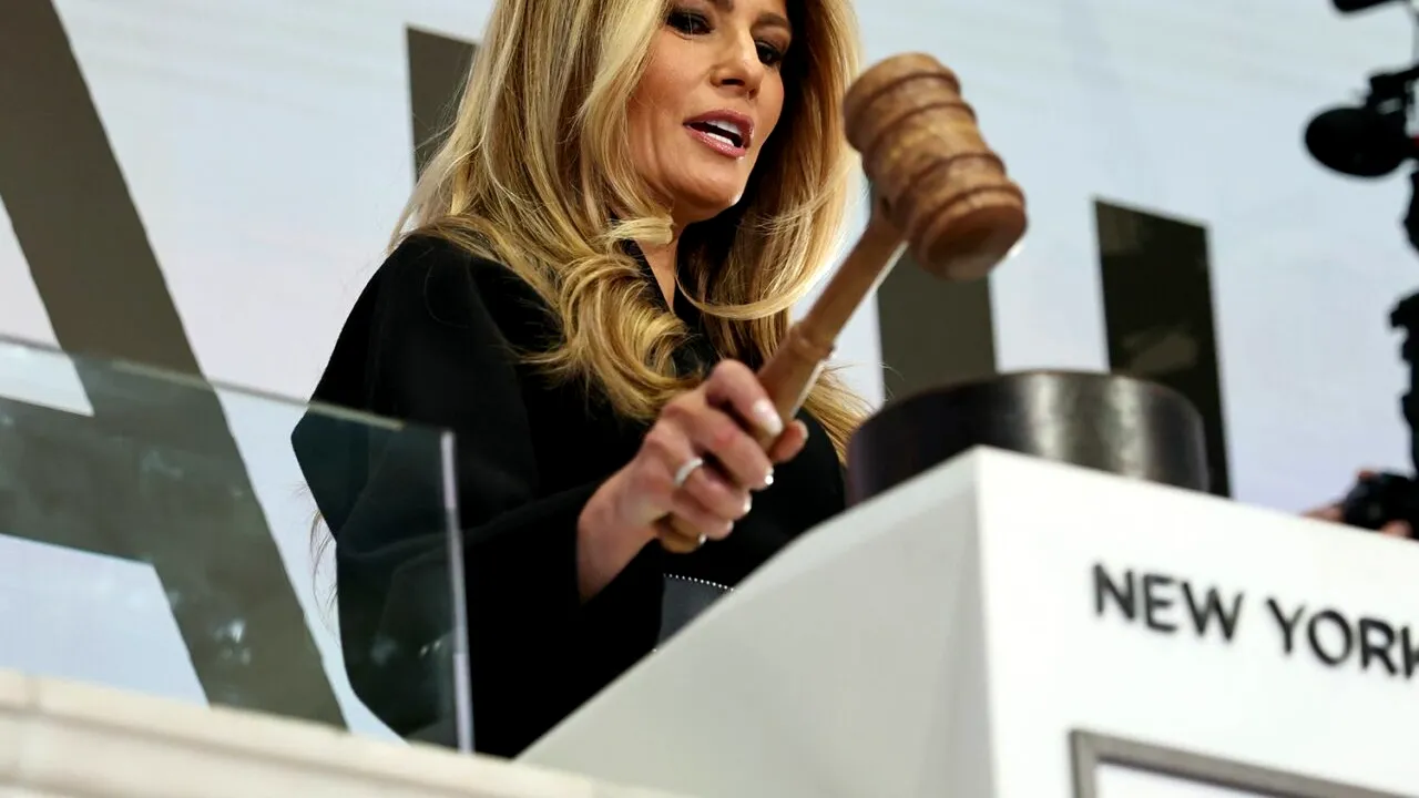 Melania Trump, prezență spectaculoasă pe Wall Street. Prima Doamnă a sunat clopotul la Bursa de Valori din New York pentru a-și promova documentarul