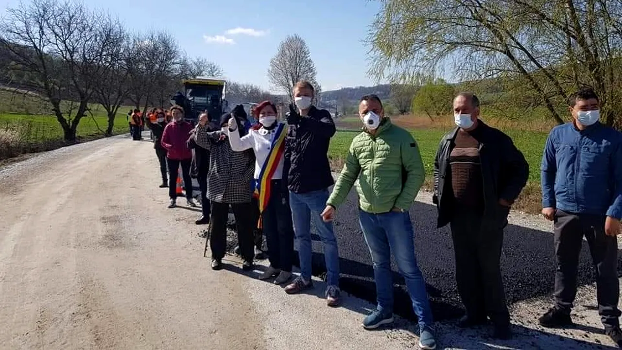 INCREDIBIL. La Bacău, președintele CJ și deputatul PDS Ionel Floroiu inaugurează km de drum, de față cu 100 de oameni!