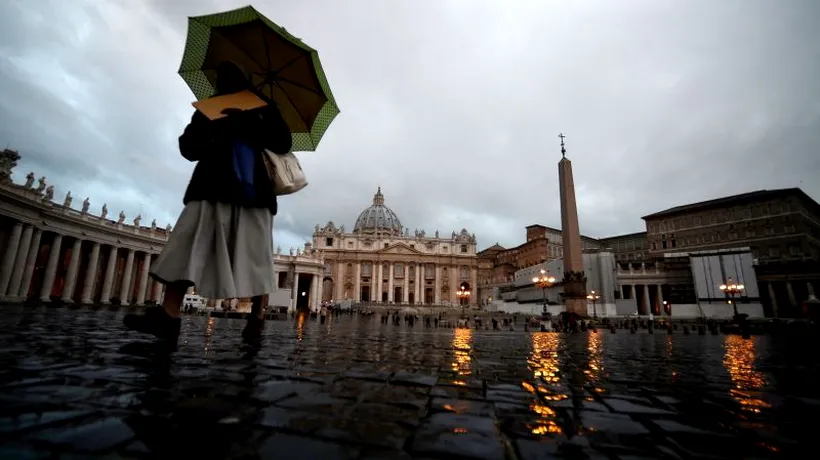 Papa Francisc a decis să nu închidă controversata Bancă a Vaticanului