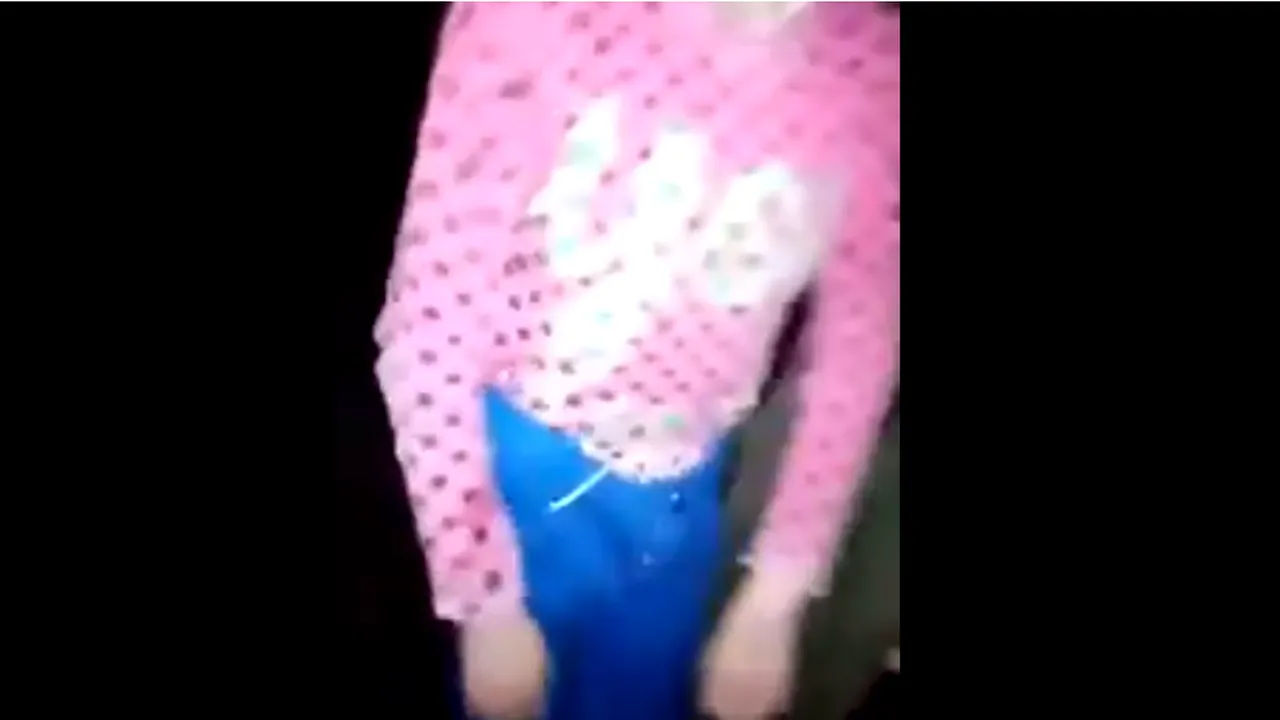 Fetița de 7 ani, bătută și lăsată în curte de mama sa, a ajuns la un asistent maternal VIDEO