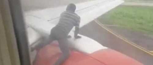 Momentul în care un bărbat se cățără pe aripa unui avion în timpul decolării. Cum au reacționat pasagerii | VIDEO
