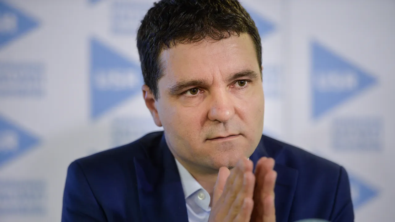 Cântărețul Fuego se revoltă după ce Nicușor Dan i-a folosit imaginea într-un poster electoral