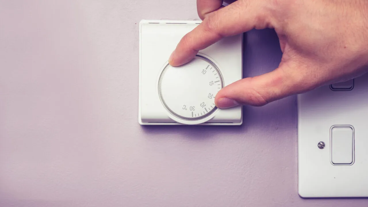 Unde este cel mai bine să ținem termostatul în casă? Sfaturi pentru a plăti mai puțin încălzirea în timpul iernii
