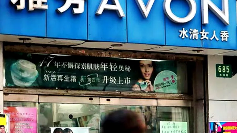 Avon a fost amendată cu 135 de milioane de dolari pentru că a mituit mai mulți oficiali chinezi cu genți Gucci și vacanțe