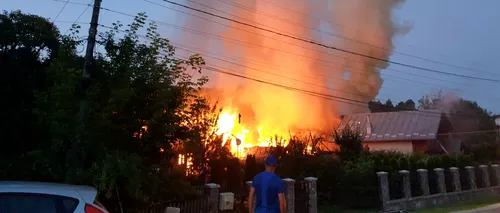 FOTO-VIDEO. Un incendiu uriaș a cuprins trei case din Prahova. Zeci de pompieri au intervenit pentru a stinge flăcările